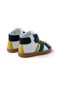 Zapatillas altas con un exterior de cuero blanco, acentos en azul marino y verde, cordones naranjas y paneles amarillos. Suela de goma con detalles del logo.