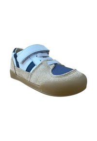 Zapato informal para niño en ante beige, cuero blanco, detalles en azul marino y una correa de velcro, mostrado en un ligero ángulo sobre un fondo blanco.