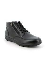 Scarpa alta in pelle nera con sistema di allacciatura frontale e cerniera laterale, finitura texturizzata e suola in gomma per migliorare la presa.