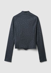 Giacca a maniche lunghe grigio scuro con sottili macchie leopardate nere, colletto rialzato e una vista posteriore leggermente accorciata su uno sfondo chiaro e semplice.