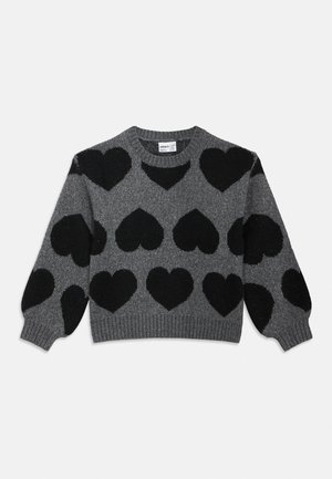 Szürke kötött hosszú ujjú pulóver nagy fekete szívmintákkal a mellkason, ujjakon és vállakon.