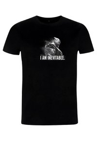 Sort bomulds-T-shirt med en stiliseret grafik af en figur og teksten "I AM 1NEVITABLE" i hvid nedenfor. Korte ærmer, rund halsudskæring.