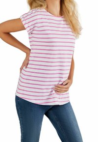 Růžové a bílé pruhované tričko s krátkým rukávem vyrobené z měkké tkaniny; zakulacený lem; nošeno s modrými džíny.