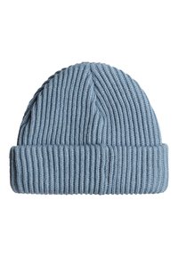 Berretto lavorato a maglia blu con una texture a coste e un risvolto. Il materiale sembra morbido e caldo, progettato per il freddo.