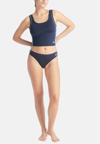 Sportovní podprsenka a bikini set v námořnické modři, s světlemodrým lemováním, přiléhavým střihem a logem na každém kousku.