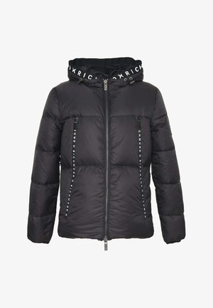 Giubbotto a piumino nero con cappuccio, chiusura frontale con zip, due tasche verticali con zip e marchio "Richmond" sulle cerniere, e bordo con marchio sul cappuccio.