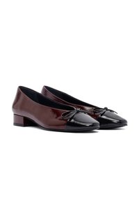 Ballet flats met een glanzend bordeaux lichaam, zwarte lakleren teentips en een klein strikaccent aan de voorkant; lage blokhakken.