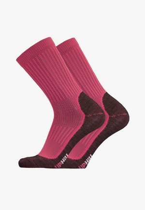 Rosa gerippte Socken mit dunkelbraunen Akzenten, ausgestattet mit einer gepolsterten Sohle und verstärktem Fersenbereich. Hergestellt aus elastischem, strukturiertem Stoff.