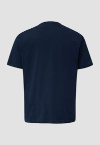 Marineblauwe T-shirt met korte mouwen, van achteren getoond op een lichtgrijze achtergrond.