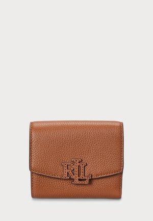 Portefeuille en cuir marron avec une finition texturée, présentant un logo en relief sur le devant. Design compact et rectangulaire avec une fermeture à rabat.