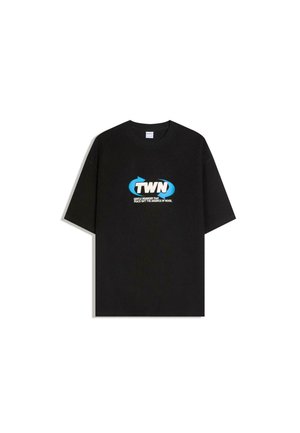 Zwart T-shirt met korte mouwen met blauw-wit "TWN" logo en tekst "Vriendelijke herinnering dat vrede niet het ontbreken van geluid is" op de borst.