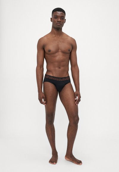 Schwarze Herrenunterhosen mit einem elastischen Bündchen und einem geometrischen Muster in Kontrastfarbe. Hergestellt aus weichem, dehnbarem Material.