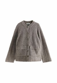 Cardigan texturado gris hecho de lana, con un escote redondo, cinco botones marrones, dos bolsillos frontales y un patrón de canalé por toda la prenda.