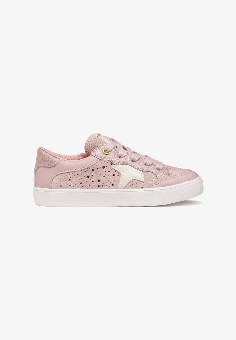 Baskets basses roses avec semelle blanche, panneau latéral perforé, détail étoile blanche et lacets roses sur fond blanc.