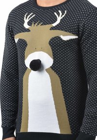 Suéter de punto con un diseño de reno, en colores marrón y blanco, fondo negro con patrones de corazones y un detalle de nariz de pom-pom negro.