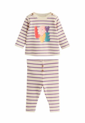 Baumwoll-Babykleidung mit cremefarbenen und lilafarbenen Streifen. Das Langarmoberteil hat einen "LOVE"-Grafikdruck in Pastellfarben; die Hose hat Holzknopf-Details.
