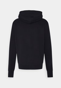 Sudadera negra con una textura suave, que presenta un bolsillo frontal, puños acanalados y una capucha con cordón. Diseño ajustado. Estilo sencillo.