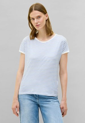 T-shirt à manches courtes rayé en coton blanc et bleu clair. Il présente un col rond et une coupe décontractée avec des manches retroussées.