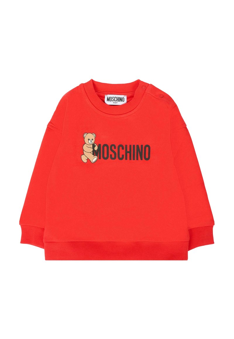 Felpa rossa in cotone con polsini e collo a costine, caratterizzata da un logo nero "MOSCHINO" e una grafica di un orso sul davanti, maniche corte.