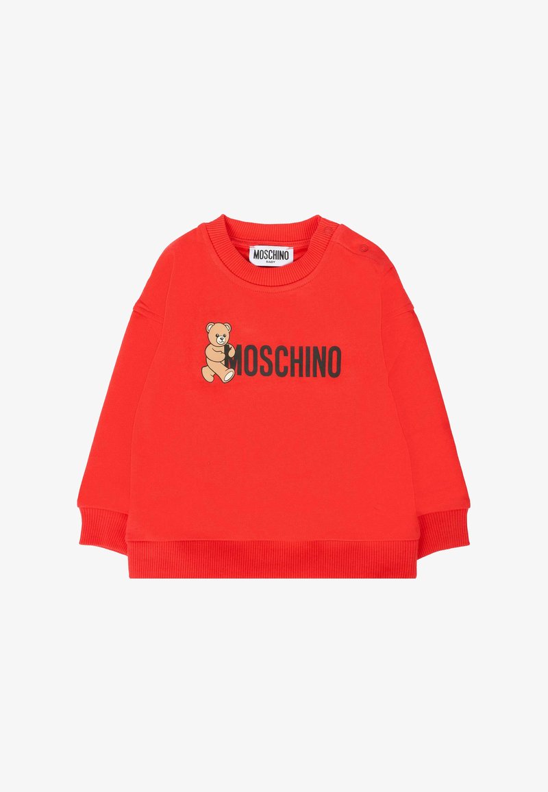 Felpa rossa in cotone con polsini e collo a costine, caratterizzata da un logo nero "MOSCHINO" e una grafica di un orso sul davanti, maniche corte.