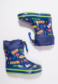 Bottes de pluie en caoutchouc avec une base bleu marine présentant des motifs colorés de véhicules et de circulation, un système de fermeture à cordon de serrage et des semelles rayées vertes.