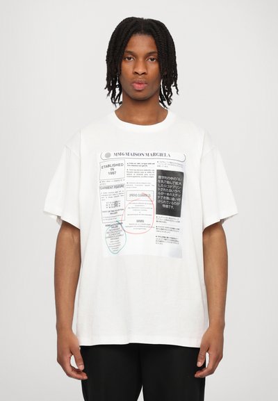 Tricou oversized alb, cu un design grafic etichetat care include text și cercuri colorate. Fabricat din bumbac, cu mâneci scurte și croială lejeră.
