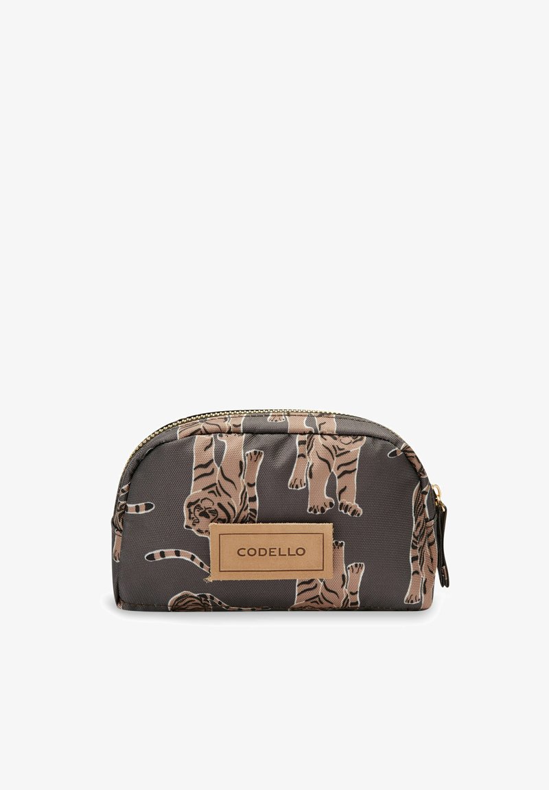 Zwarte pouch met tijgerprint; gemaakt van gestructureerde stof. Voorzien van een gouden rits en een rechthoekig logo-opnaad met de merknaam.