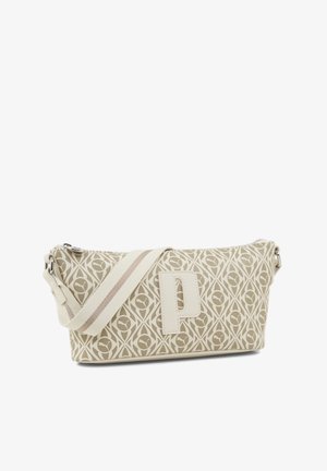 Crossbody taske i beige med et sammenflettet mønster. Har et læder "P" logo og en stribet stofskulderrem. Lynlåslukning.