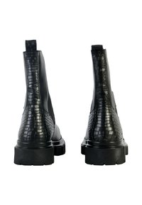Bottines noires avec un motif en crocodile texturé. Les panneaux latéraux en élasthanne et les semelles en caoutchouc épaisses offrent durabilité et stabilité.