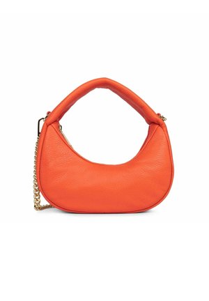 Kleine orangefarbene Lederhandtasche mit gepolstertem Obergriff und goldfarbener Kette auf weißem Hintergrund.