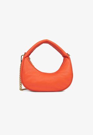 Kleine orangefarbene Lederhandtasche mit gepolstertem Obergriff und goldfarbener Kette auf weißem Hintergrund.