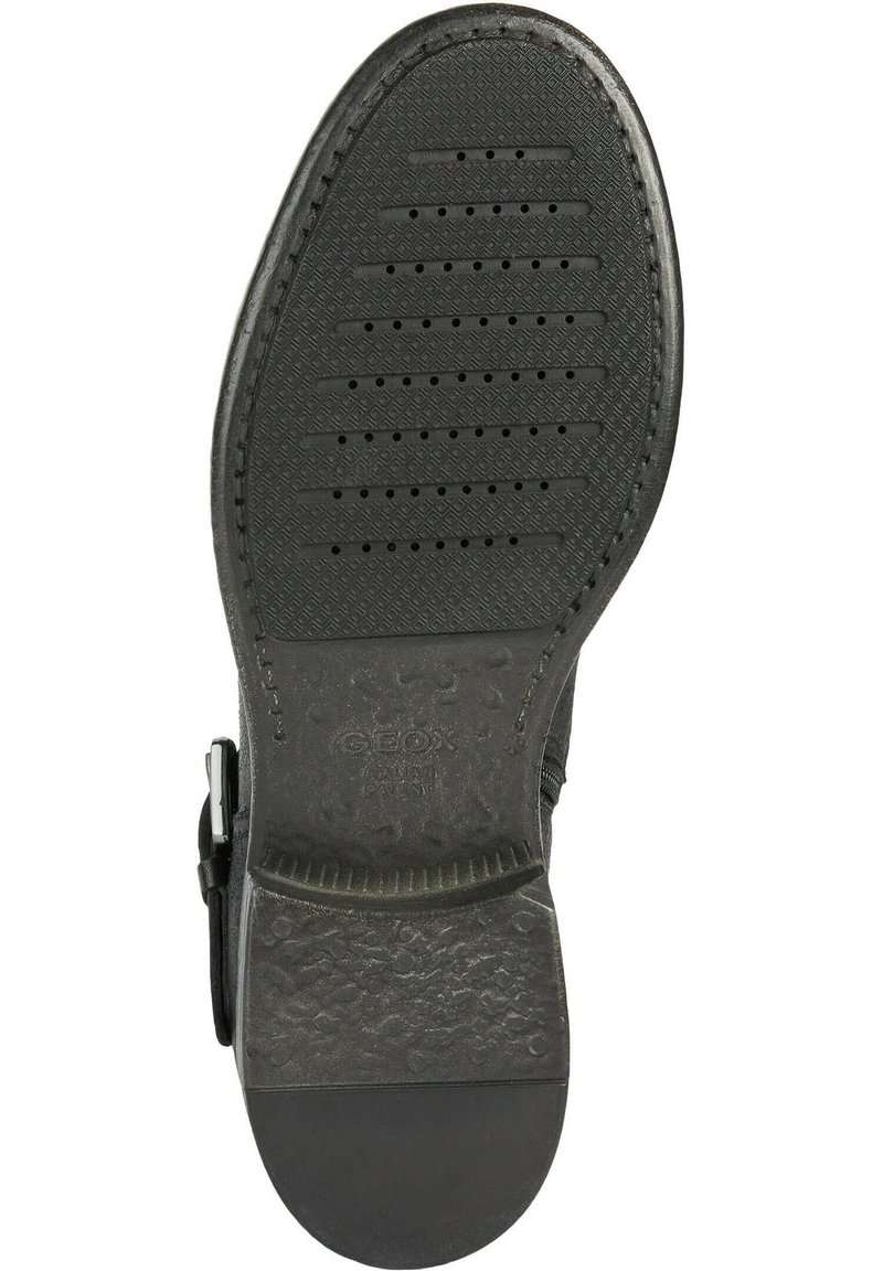 Semelle de chaussure noire en caoutchouc avec un motif texturé ; présente des rainures et des perforations pour l'adhérence et le drainage ; marquée du logo "GEOX".