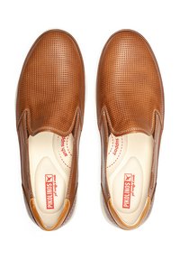 Zapatos de cuero marrón tipo mocasín con una superficie texturizada, acentos lisos y una plantilla acolchada. Incluye soporte para el arco con marca en el interior.