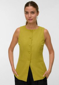Gilet sans manches vert citron avec une coupe droite, encolure ronde, six boutons sur le devant et deux poches latérales. Texture lisse.