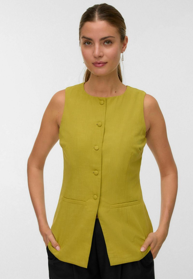 Gilet sans manches vert citron avec une coupe droite, encolure ronde, six boutons sur le devant et deux poches latérales. Texture lisse.