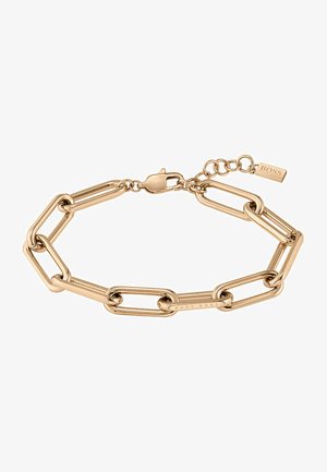 Bracelet en métal doré avec une chaîne comportant des maillons allongés, un fermoir à ressort, et une étiquette gravée "BOSS". Texture lisse avec une finition brillante.