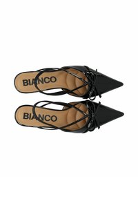 Črne lakirane čevlje na visoki peti s koničastim nosom, ki imajo prečkalne naramnice in bež notranjost z logotipom "BIANCO".