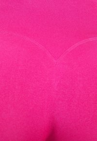 Strakke legging in helderroze stof met een gladde textuur. Heeft een geribde tailleband en een V-vormige naaddetail op de achterkant.