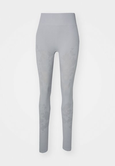 Leggings grii cu un finisaj texturat și ușor lucios. Design cu talie înaltă, cu un accent subtil modelat pe laturi. Material elastic.