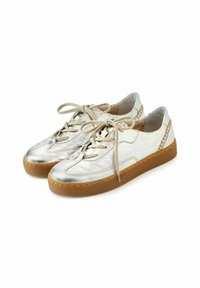Sneakers lacci in argento metallico con una superficie testurizzata, colletto imbottito e suola in gomma color tan. Accentuati da cuciture chiare.