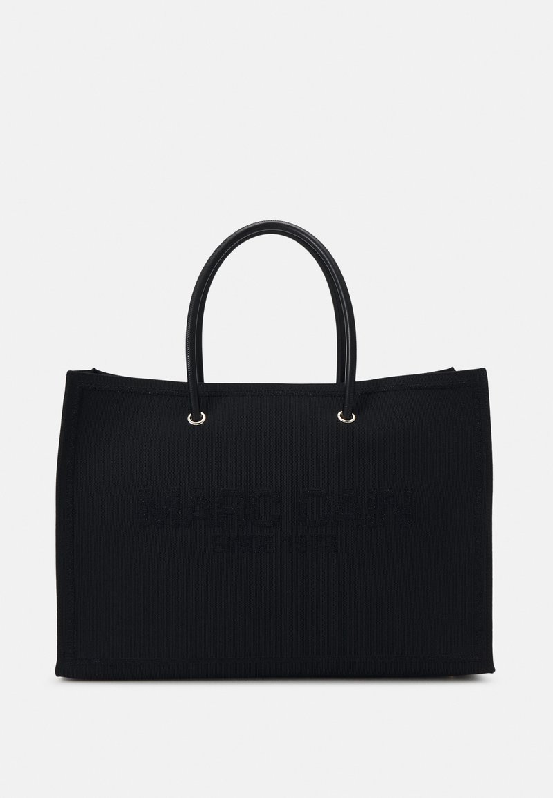 Schwarze Tragetasche aus strukturiertem Stoff, mit zwei schwarzen Griffen und eingeprägtem Branding. Quadratische Form, minimalistisches Design ohne zusätzliche Akzente.