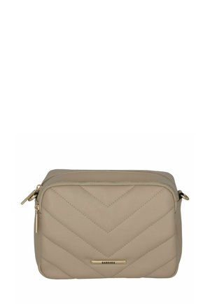 Bolso de cuero beige con patrón de acolchado en forma de Chevron, herrajes dorados, cierre de cremallera y placa de la marca. Forma rectangular adecuada para cosméticos o viajes.