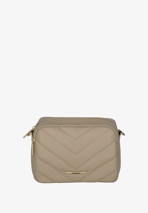 Beige leren tas met chevronquiltpatroon, gouden hardware, ritsluiting en merkteken. Rechthoekige vorm geschikt voor cosmetica of reizen.