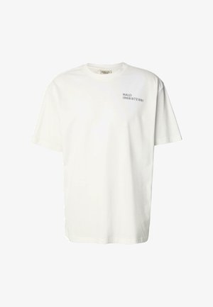 Weißes Baumwoll-T-Shirt mit kurzen Ärmeln. Auf der linken Brust befindet sich ein Drucklabel mit der Aufschrift "HALO 196819721981". Unisex Rundhalsausschnitt.
