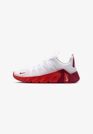Baskets blanches de sport avec semelle et accents rouges, dotées d'une tige en mesh, de bandes latérales, d'une languette et de logos Nike sur l'avant-pied et le talon.