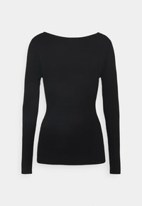 Pull noir à manches longues en maille côtelée avec encolure bateau et silhouette ajustée sur fond blanc.