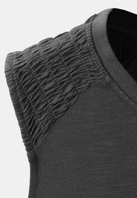 Temno siva majica s kratkimi rokavi, z teksturirano, naborko tkanino na rami in gladkim pletenim telesom.