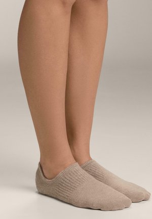 Béžové kotníkové ponožky z pletené látky, s žebrovanou texturou, bezešvým provedením a nízkým střihem pro nenápadné nošení.