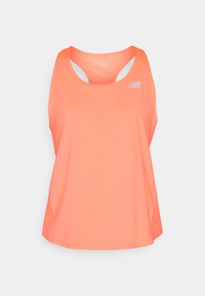 Rosa treningssinglet med rund hals, racerback-design og ventilasjonsåpninger. Har en liten reflekterende logo på forsiden.