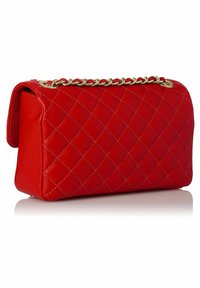 Borsa in pelle rossa trapuntata con forma rettangolare, accentuata da catena dorata e cuciture a contrasto. Texture liscia e design strutturato.